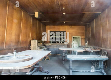 Das Innere eines alten Limousine und Casino in den verlassenen alten Westen Stadt Bodie, Kalifornien, das ist jetzt ein State Park. Stockfoto