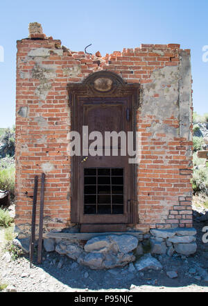 Die restlichen Ziegelgewölbe des alten Bank des alten Westens Stadt Bodie, Kalifornien, das ist jetzt ein State Park. Stockfoto