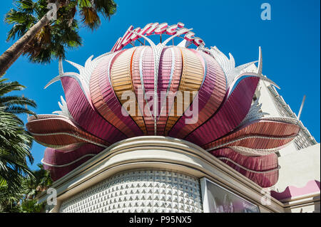 Las Vegas, Nevada, USA - 27. Mai 2013: Nahaufnahme der Leuchtreklame über dem Haupteingang des Landmark Flamingo Hotel und Casino. Stockfoto