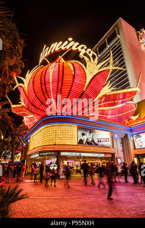 Las Vegas, Nevada, USA - 27. Mai 2013: Close-up Nacht Exposition der Leuchtreklame über dem Eingang zum Wahrzeichen Flamingo Hotel und Casino. Stockfoto