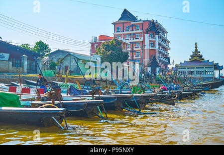 NYAUNGSHWE, MYANMAR - 19. Februar 2018: Der Kanal in Tourist Village, voller günstig Kanu Boote, reisen zum Inle See, am 19. Februar in Wicklow Stockfoto