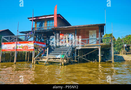 NYAUNGSHWE, MYANMAR - Februar 19, 2018: Das stelzenhaus auf Kanal dient als Vermietung Boot der beliebte Urlaubsort, am 19. Februar in Nyaungs Stockfoto