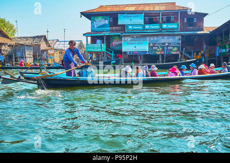 INLE SEE, MYANMAR - 18. FEBRUAR 2018: Die bootsfahrer Mauren sein Kanu mit Touristen zu den Fisch Restaurant in Stelzenhaus, am 18. Februar am Inle See. Stockfoto