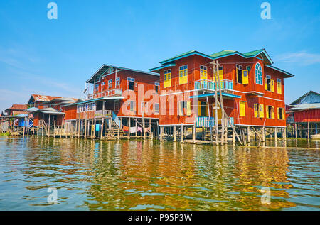 Die Reihe der roten Hütten auf den Stelzen des Dorfes am Inle See, Inpawkhon, Myanmar. Stockfoto