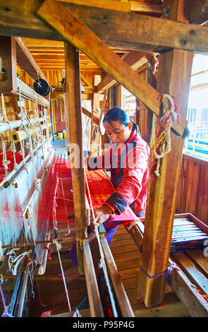 INPAWKHON, MYANMAR - 18. FEBRUAR 2018: die Herstellung der handgefertigten Stoffen aus Baumwolle, Seide und Lotus, in der traditionellen Handweberei Workshop zum Inle See, auf Stockfoto