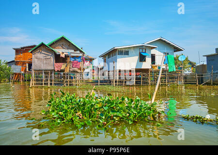 Die kleinen Häuser von Ywama Dorf, gelegen auf dem Inle See und von schwebenden Farmen, Myanmar umgeben. Stockfoto