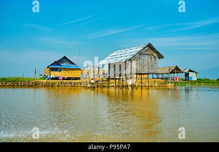 Die kleine Stelze Cottages aus geflochtenem Bambus am Inle See, Ywama, Myanmar. Stockfoto