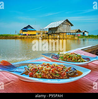 Köstliche See Fisch mit Gemüse und pikanter Sauce in traditionellen burmesischen Restaurant am Inle See, Myanmar. Stockfoto