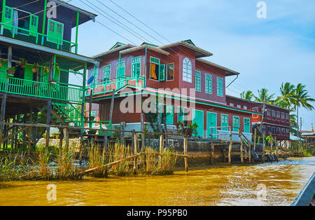 Die bunten Holzhäuser von Ywama Dorf, eines der wichtigsten Standorte am Inle See, Myanmar. Stockfoto