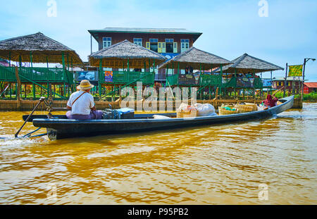 YWAMA, MYANMAR - 18. FEBRUAR 2018: Die dorfbewohner in schwimmenden Kanu, voller Waren von den lokalen Markt, am 18. Februar in Ywama. Stockfoto