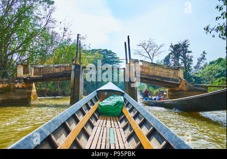 INN THEIN, MYANMAR - 18. FEBRUAR 2018: Die alte Fußgängerbrücke über den Creek mit einem grünen Wald auf beiden Seiten hinter sich, am 18. Februar in Inn Thein. Stockfoto