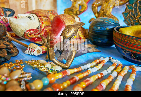 Die wunderschönen antiken Buddhistischen Souvenirs im Markt der Inn Thein (indein) Dorf am Inle See, Myanmar. Stockfoto