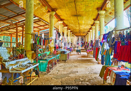 INN THEIN, MYANMAR - 18. FEBRUAR 2018: Die mittelalterliche Spalten entlang der Gasse der abgedeckten Souvenir Markt von Nyaung Ohak Komplex, am 18. Februar in I Stockfoto