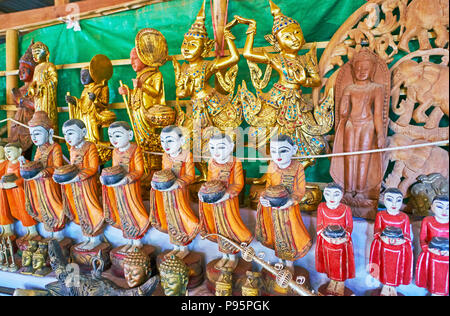 Die breite Palette der Buddhistischen Souvenirs in touristische Stand von Inn Thein Markt am Inle See, Myanmar. Stockfoto