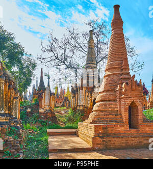 Der Spaziergang im Wald von alten buddhistischen stupas von Nyaung Ohak Website, eine der ungewöhnlichsten Sehenswürdigkeiten auf dem Inle See, Inthein Dorf, Myanmar. Stockfoto