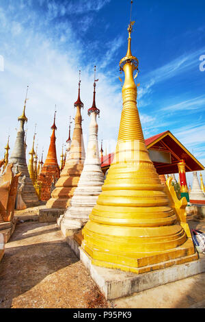 Die wiederhergestellten goldenen Stupa unter den alten weiss, ocker und grau Stupas in Wicklow Ohak buddhistischen Seite, Inn Thein, Inle Lake, Myanmar. Stockfoto