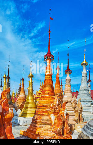 Die außergewöhnliche Architektur von Nyaung Ohak Komplex mit zahlreichen kunstvoll verzierte Stupas und hti klingeln Schirme, Inn Thein, Inle Lake, Myanmar. Stockfoto