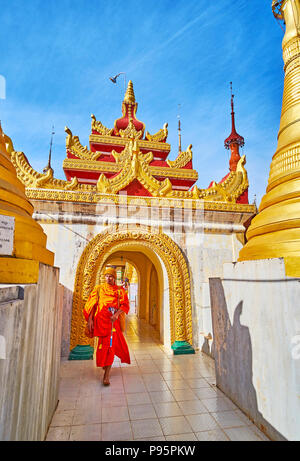 INLE SEE, MYANMAR - Februar 18, 2018: Der junge bhikkhu Mönch besucht das Inn Thein Buddha Schrein - historische und religiöse Wahrzeichen der Re Stockfoto