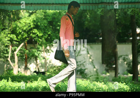 Indischer Student wandern mit Tasche, Studenten Stockfoto