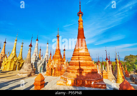 Der nyaung Ohak buddhistischen Website mit zahlreichen restaurierten Pagoden, am Hang des Hügels gelegen, Inn Thein, Inle Lake, Myanmar. Stockfoto