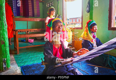 INLE SEE, MYANMAR - Februar 18, 2018: Der lange Hals Frauen Padaung Kayan Stammes ziehen die Touristen ihre traditionellen Textil- Workshop zu besuchen, um eine Stockfoto