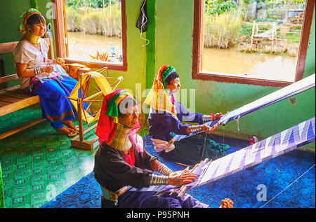 INLE SEE, MYANMAR - 18. FEBRUAR 2018: Die Frauen von padaung Kayan Menschen gut für das Tragen der Messing Gewindehälften bekannt sind, wird der Reisende können Sie treffen in Stockfoto