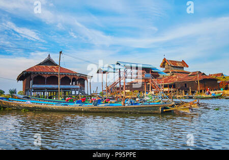 Die hölzernen Stelzen Gebäude der ältesten am Inle-see Kloster-Nga Phe Chaung, auch genannt Kloster der springenden Katzen, Ywama, Myanmar. Stockfoto