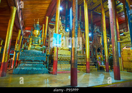 YWAMA, MYANMAR - Februar 18, 2018: das Innere der historischen Nga Phe Chaung Kloster der springenden Katzen mit zahlreichen goldenen Säulen, die Unterstützung von alten Woode Stockfoto