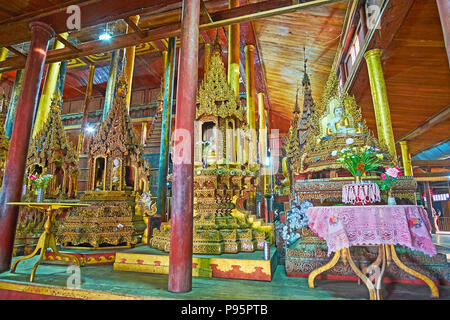 YWAMA, MYANMAR - Februar 18, 2018: Nga Phe Chaung Kloster der springenden Katzen ist berühmt für seine prächtigen Holzarbeiten - seine innere hat massive Holz pil Stockfoto