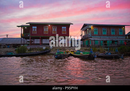 Die trübe Dämmerung Himmel über die pfahlbauten von nyaungshwe Tourist Village, Inle Lake, Myanmar. Stockfoto