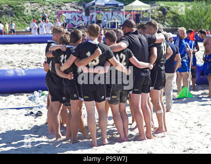 Die Vereinigung im Kreis zusammen, stellen und Teamgeist bauen vor und nach einem Spiel, Rede von Kapitän Stockfoto