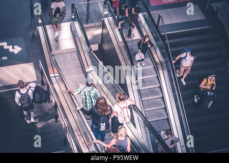 Berlin, Deutschland - Juli 2017: Reisen Personen mit Gepäck auf der Rolltreppe im Bahnhof (Hauptbahnhof) in Berlin, Deutschland Stockfoto