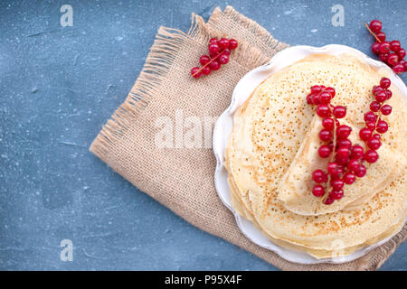 Dünne Süße Pfannkuchen. traditionelle russische Küche im Frühling. Festliche behandeln. Hausgemachtes Frühstück. Freier Platz für Text oder eine Postkarte. Stockfoto