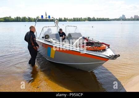 Tauchen Boot schwimmend mit Bademeister und Polizei Ausrüstung auf dem Fluss Dnepr. Juni 12, 2018. Kiew, Ukraine Stockfoto