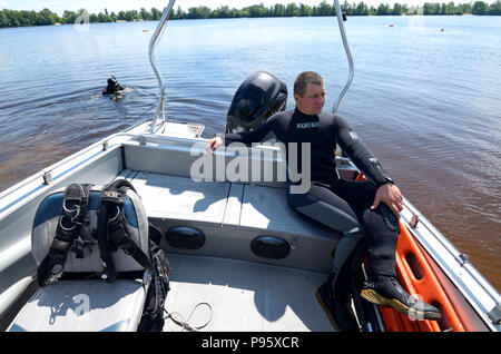 Tauchen Boot schwimmend mit Bademeister und Polizei Ausrüstung auf dem Fluss Dnepr. Juni 12, 2018. Kiew, Ukraine Stockfoto