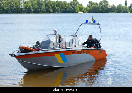 Tauchen Boot schwimmend mit Bademeister und Polizei Ausrüstung auf dem Fluss Dnepr. Juni 12, 2018. Kiew, Ukraine Stockfoto