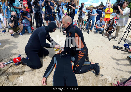 Rettungsschwimmer recht Möglichkeiten, künstliche Beatmung für Ertrinken demonstrieren. Stockfoto