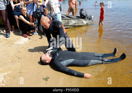 Rettungsschwimmer recht Möglichkeiten, künstliche Beatmung für Ertrinken demonstrieren. Stockfoto