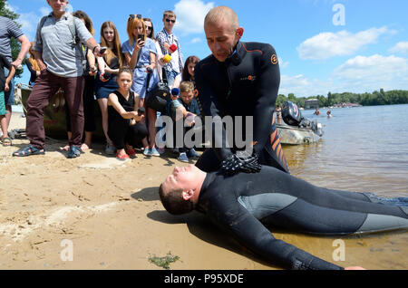 Rettungsschwimmer recht Möglichkeiten, künstliche Beatmung für Ertrinken demonstrieren. Stockfoto