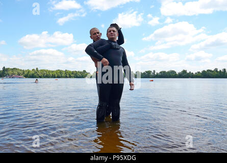 Rettungsschwimmer mit der rechten Art, eine Ertrinken auf der Wasseroberfläche. Juni 12, 2018. Kiew, Ukraine Stockfoto