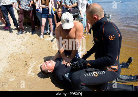 Rettungsschwimmer recht Möglichkeiten, künstliche Beatmung für Ertrinken demonstrieren. Stockfoto