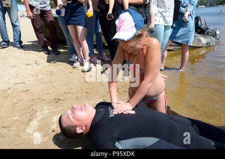 Rettungsschwimmer recht Möglichkeiten, künstliche Beatmung für Ertrinken demonstrieren. Stockfoto