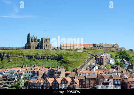 Auf der Suche nach Whitby Abbey über die Stadt Stockfoto