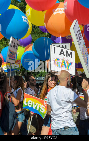 Madrid, Spanien, 7. Juli 2018. Gay Pride Parade mit Teilnehmern in Atocha Square, 7. Juli 2018, Madrid. Stockfoto