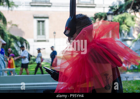 Madrid, Spanien, 7. Juli 2018. Gay Pride Parade mit Teilnehmern in Cibeles Quadrat, 7. Juli 2018, Madrid. Stockfoto