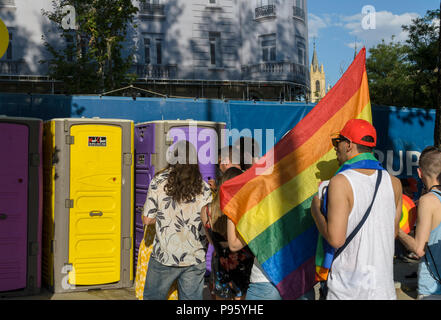 Madrid, Spanien, 7. Juli 2018. Gay Pride Parade mit Teilnehmern in Cibeles Quadrat, 7. Juli 2018, Madrid. Stockfoto