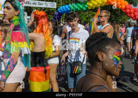 Madrid, Spanien, 7. Juli 2018. Gay Pride Parade mit Teilnehmern in Atocha Square, 7. Juli 2018, Madrid. Stockfoto