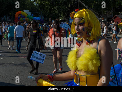 Madrid, Spanien, 7. Juli 2018. Gay Pride Parade mit Teilnehmern in Atocha Square, 7. Juli 2018, Madrid. Stockfoto