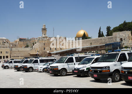 Starke Polizeipräsenz rund um die heiligen Stätten in Israel. Bild Western Wall in Jerusalem und Kuppel der Felsen im Hintergrund. Stockfoto