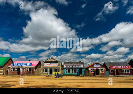 Teehäuser und Fast Food Restaurants National Road in der Nähe der Provinz Ulaanshiveet, Bulgan, Mongolei Stockfoto